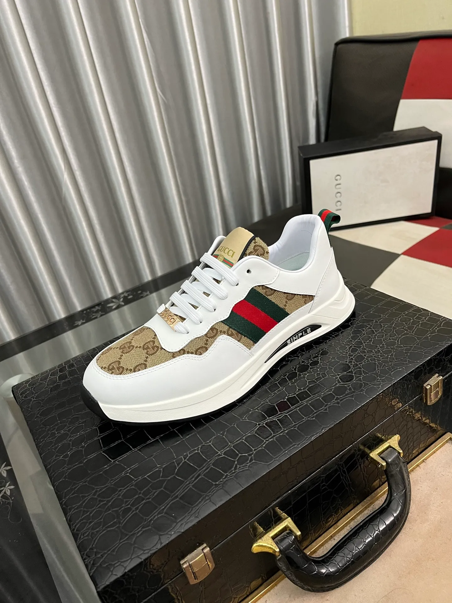 Men's shoes💰420⌚️⌚️[GUCCI] Gucci men's casual shoes are absolutely popular🔥The ultimate matching item for trendy men! The charm of super texture is unstoppable. This is the main recommendation. The upper is made of high-quality cowhide, with pig lining feet and wear-resistant rubber sole. It is noble and elegant! Extremely comfortable🎁🎁You can be as handsome as you want💪 Size 38-44! 2️⃣colors available